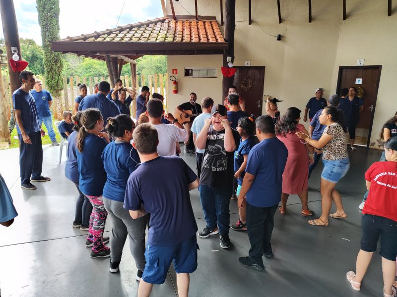 APAE Rural de Campo Mourão realiza integração entre os alunos da Escola Maria José Carneiro de Macedo e idosos do “Lar dos Velhinhos Frederico Ozanan