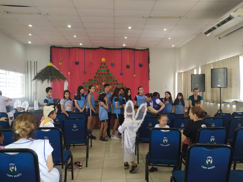 Alunos da Escola Josephina Wendling Nunes são presenteados neste NATAL pelos alunos da Escola Educare de Campo Mourão. 